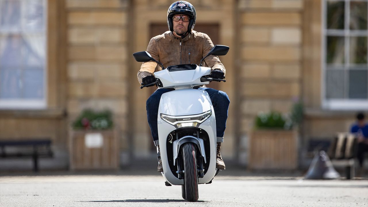 Honda's New Electric Scooter with Smart Battery